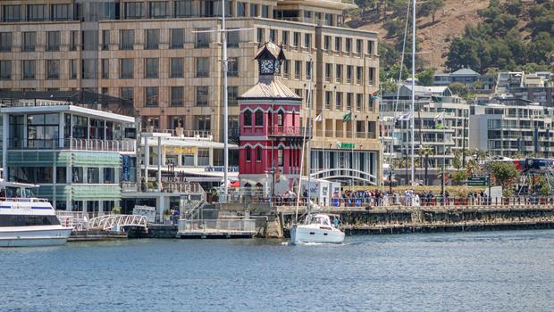 Der Glockenturm ist ein Wahrzeichen des Hafens von Kapstadt.